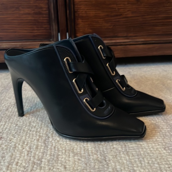 Versace 2017 Fall Runaway Collection - Black Pumps - Picture 2 of 6